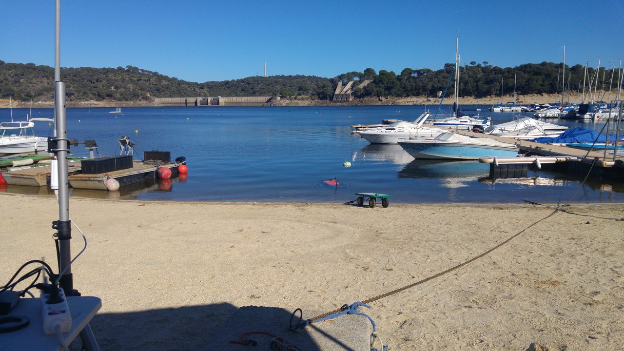 Field test location — reservoir marina near Madrid.